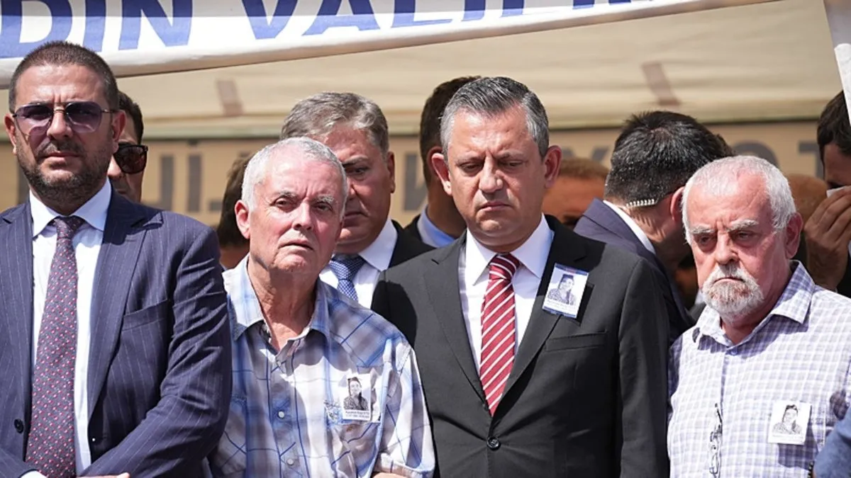 Özgür Özel’den şehit Ayşenur’un cenazesinde “Ben niye konuşmadım” kavgası! AK Parti’den ders gibi cevap