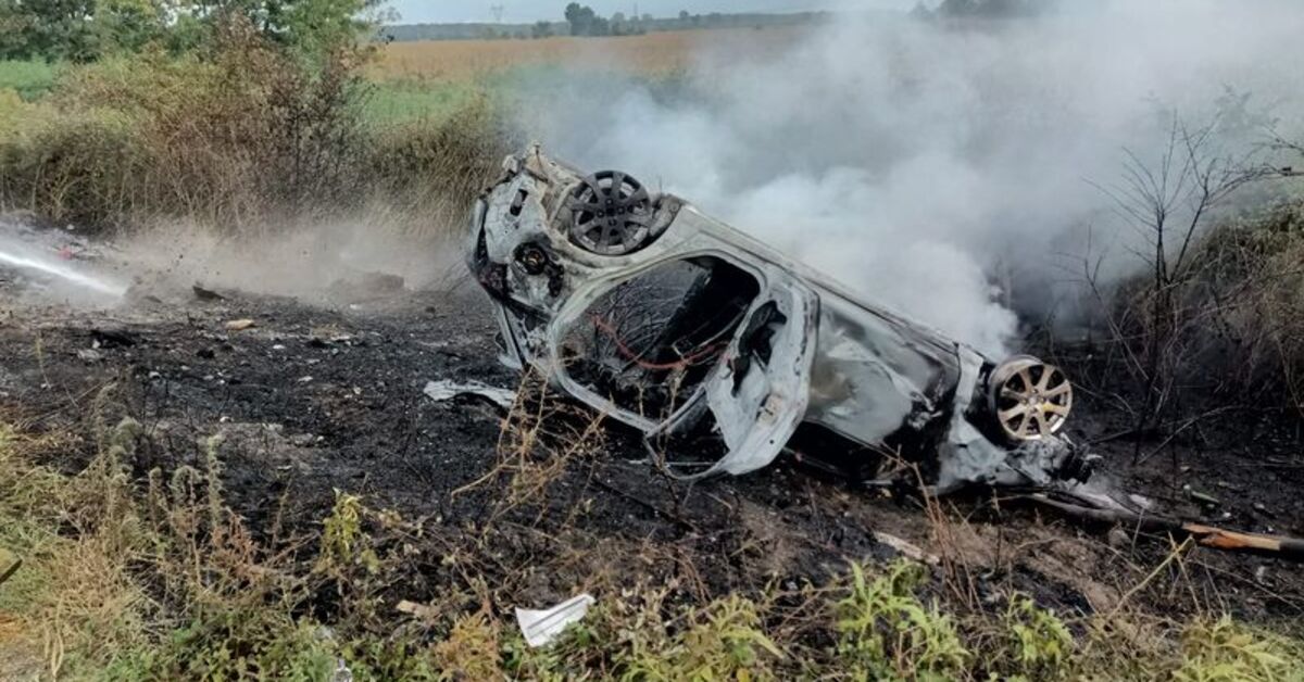 Sakarya’da devrilen otomobil yandı