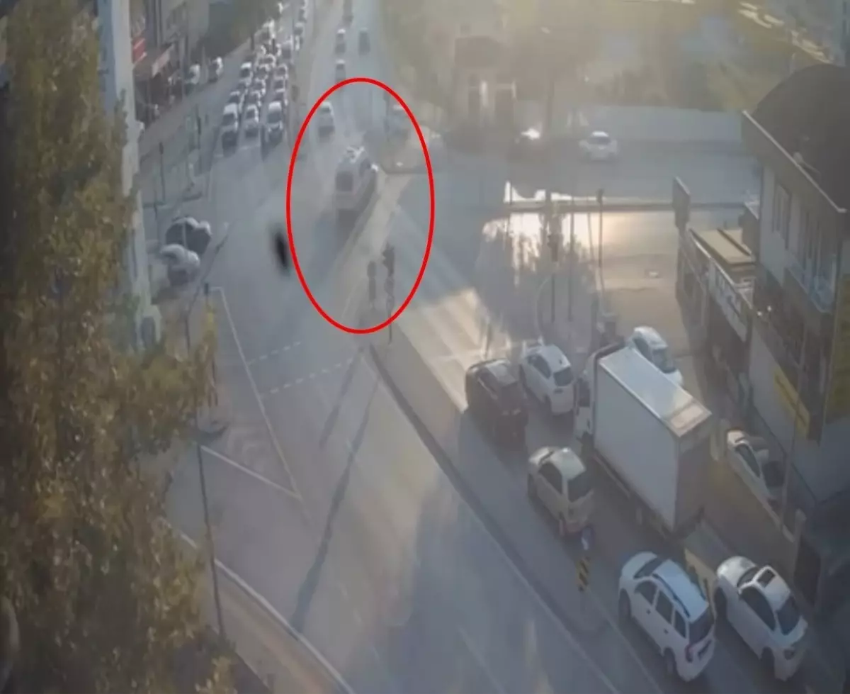 Bursa’da Ters Yönlü Ambulans Kaza Yaptı