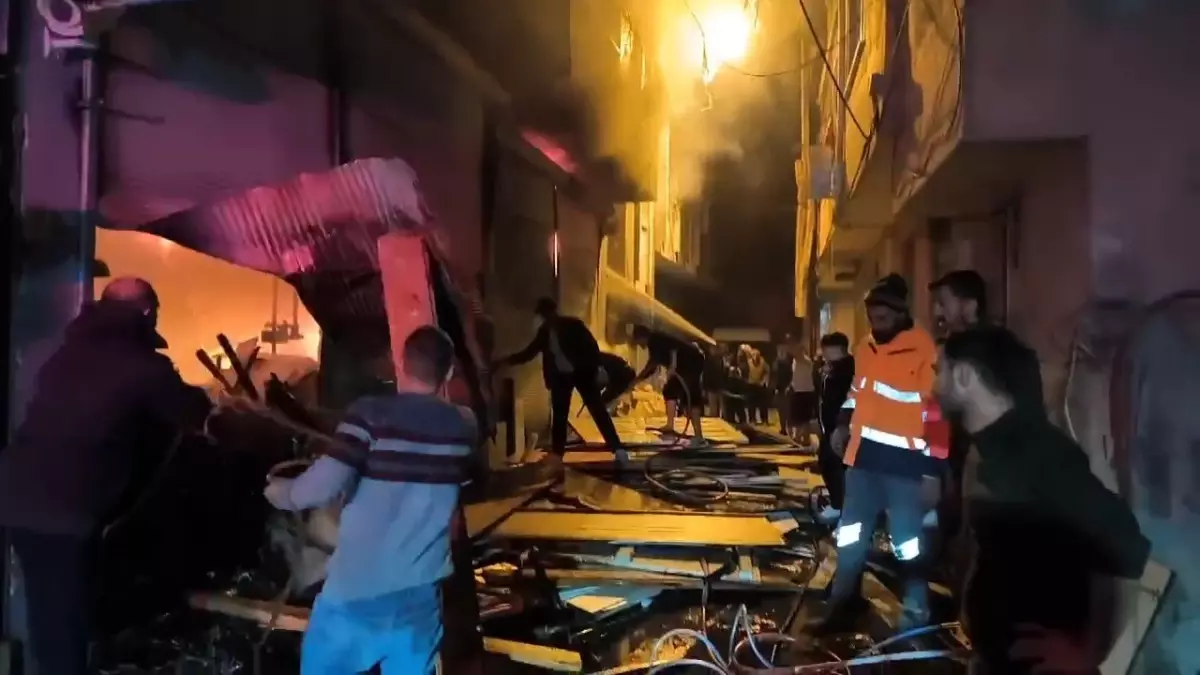 Adana’da Hurdalıkta Çıkan Yangın: 5 Kişi Kurtarıldı