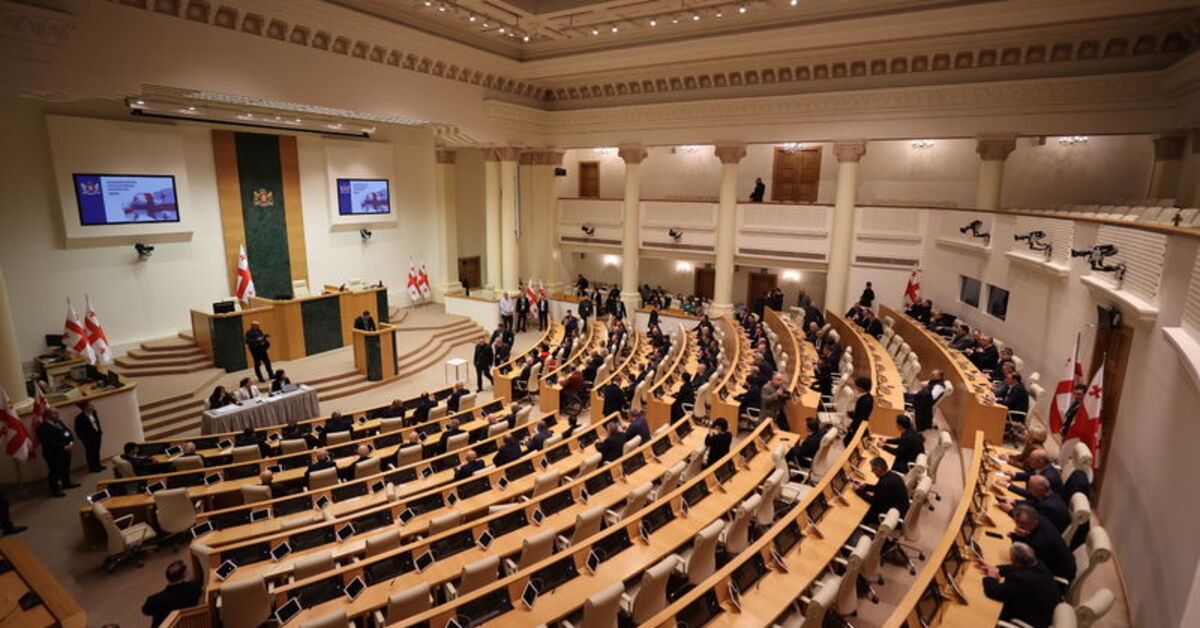 Gürcistan parlamentosu, tartışmalar eşliğinde cumhurbaşkanını seçmek için oy veriyor