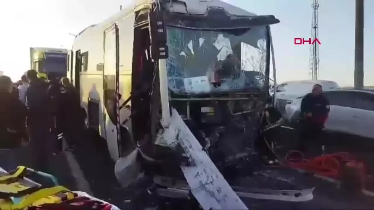 Turgutlu’da İşçi Taşıyan Midibüs TIR’a Çarpınca 22 Yaralı