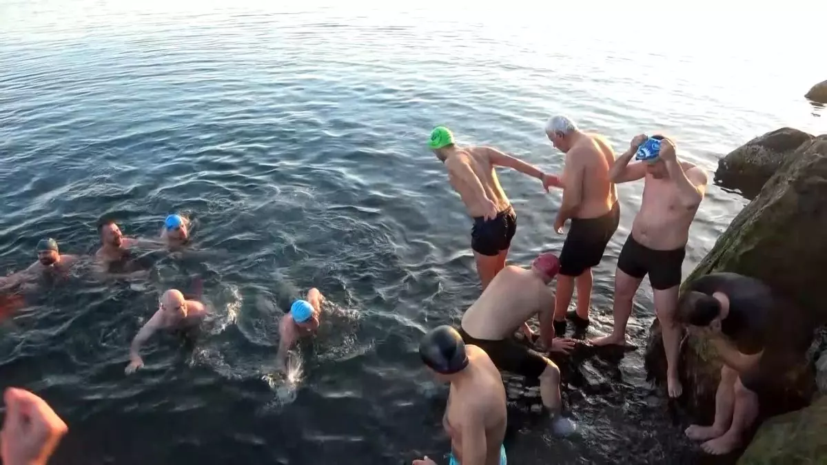 Samsun’da Kışın Denize Giren Arkadaş Grubu