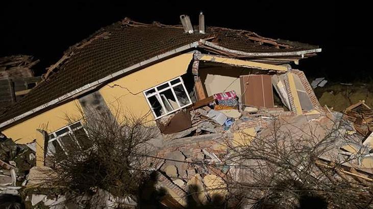 Sinop’ta heyelan! 3 ev yıkıldı! 4 kişi yaralı olarak kurtarıldı