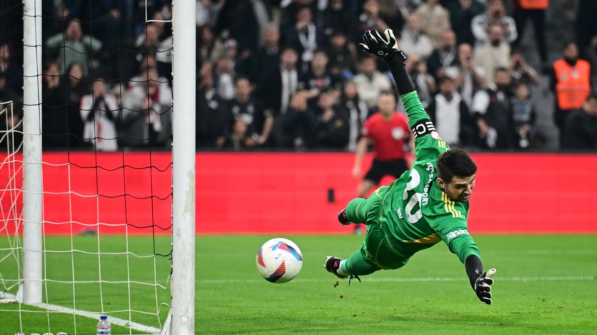 Beşiktaş tribünlerinden Ersin Destanoğlu’na tepki!